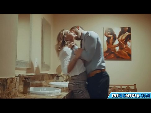 ❤️ Ko vas prsata blondinka zapelje na javnem stranišču ️ Seks pri nas